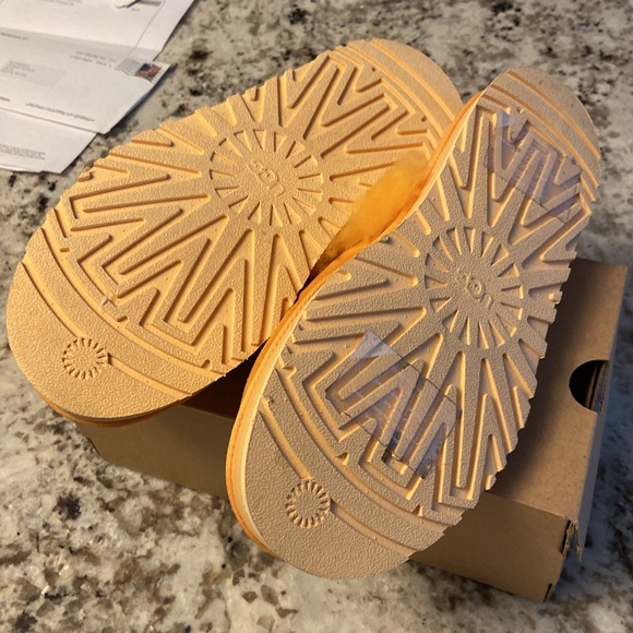 UGGs Orange-Yellow! Cute comfie hip! Big Kids 6-Wmn’s 8 LIKE NEW (tried on only) - Picture 6 of 9